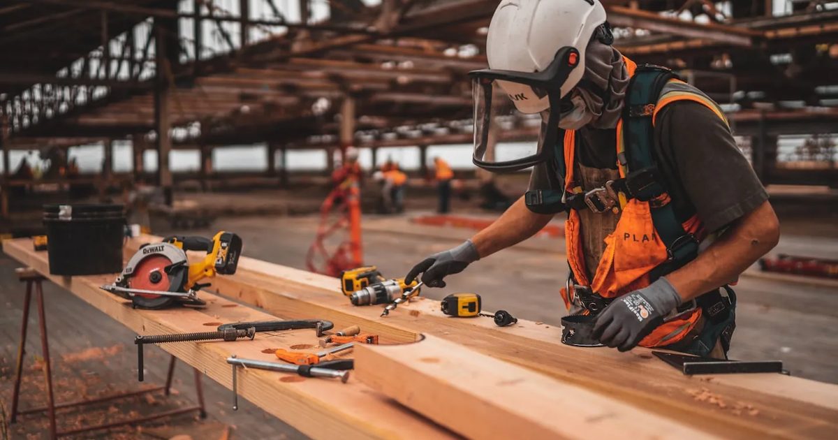 Operaio al lavoro in un capannone