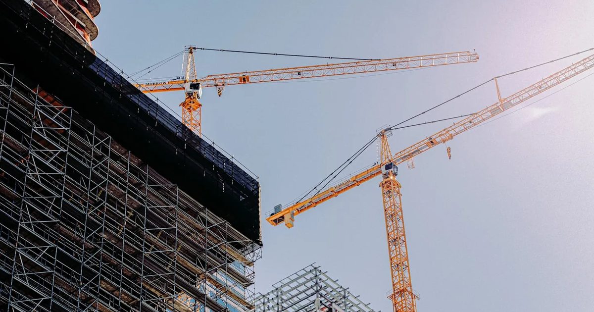 Gru e struttura in costruzione